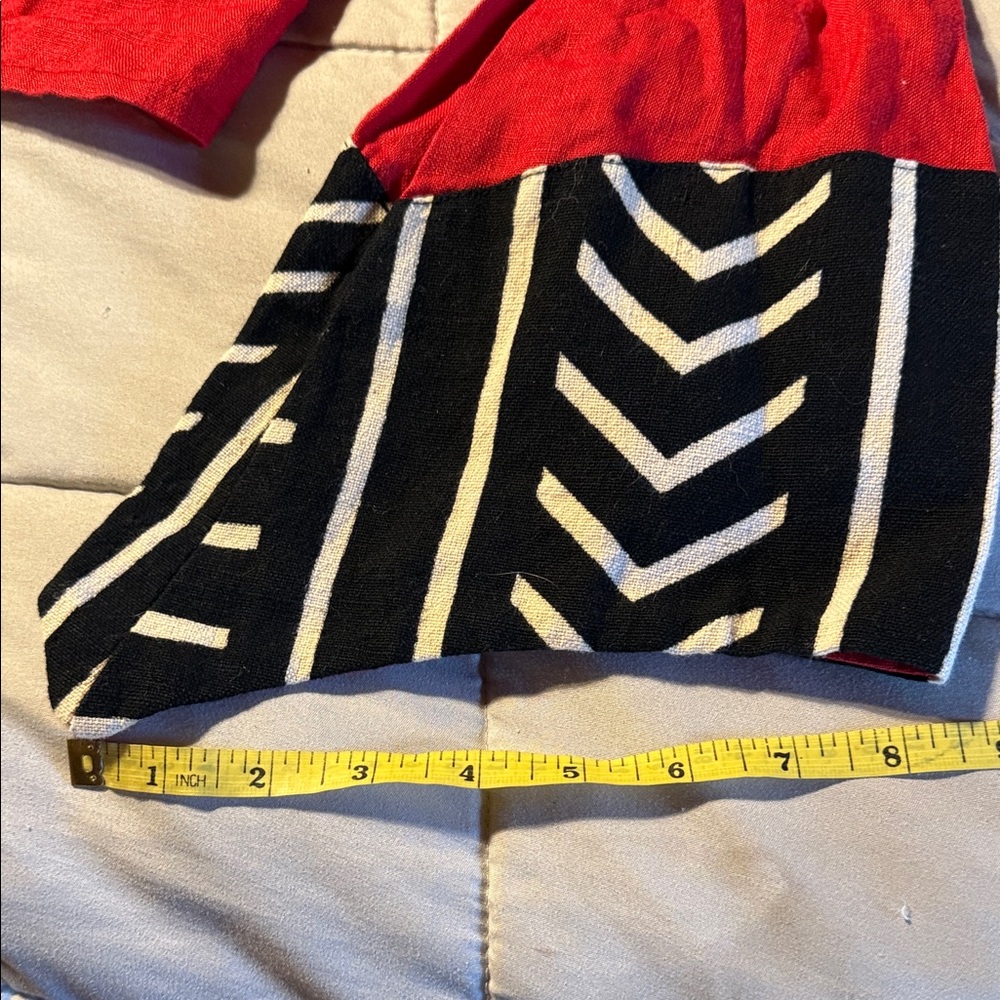 AZIZ Red Wrap linen mud cloth print with Black and White Accents EC - Picture 4 of 7